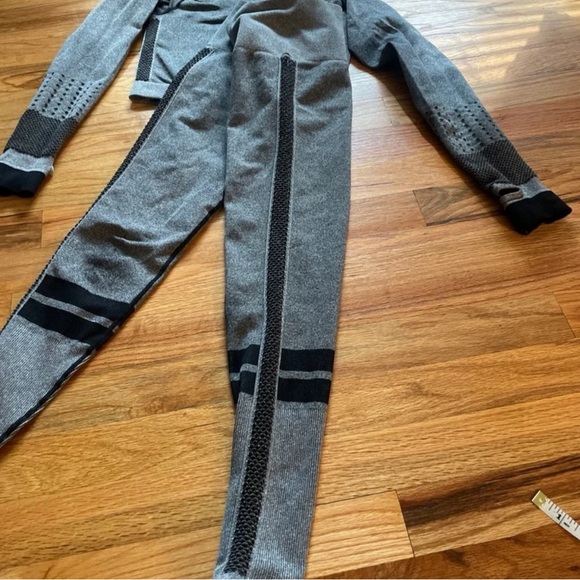 Bombshell Sportswear - Picture 3 of 11